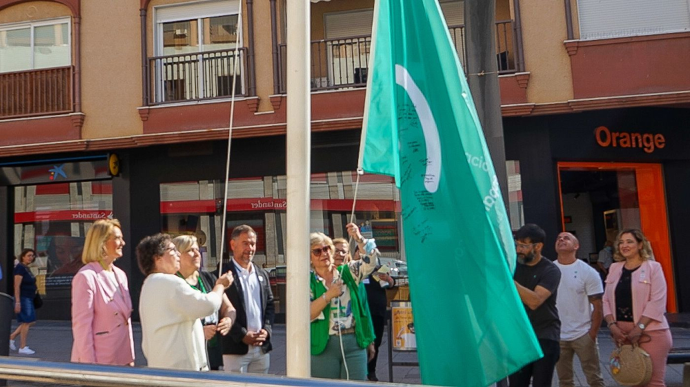 La bandera de la lucha contra el cáncer se iza en Motril en el día de su tradicional cuestación