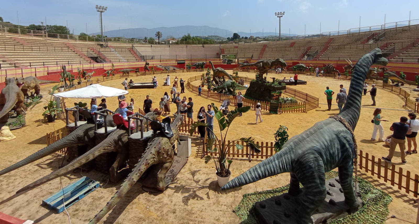 La mayor exposicin de dinosaurios animatrnicos a tamao real ha aterrizado este fin de semana en Motril. 