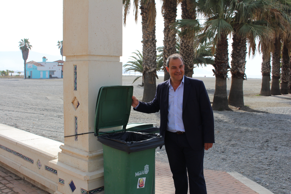 Las playas de Motril contar con un refuerzo de 40 contenedores trasladados desde la ciudad