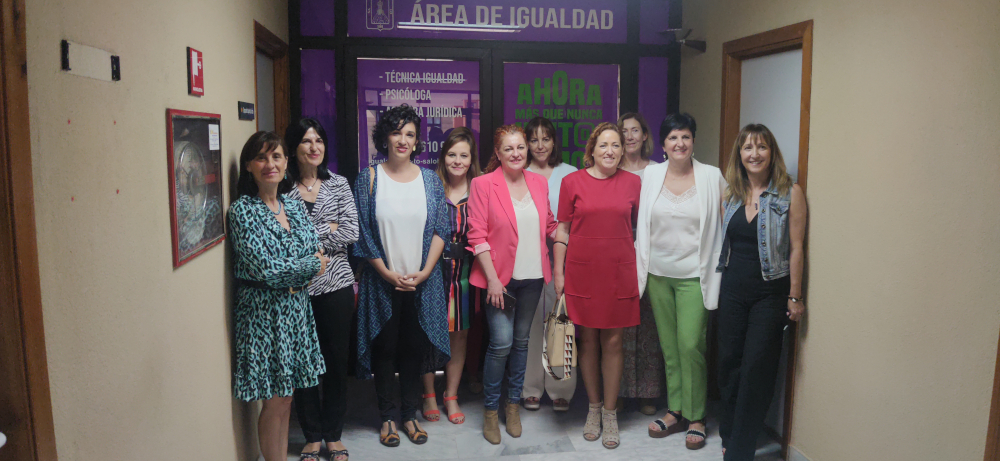 La directora del Instituto de las Mujeres anuncia la creacin de una escuela municipal feminista en su visita a Salobrea