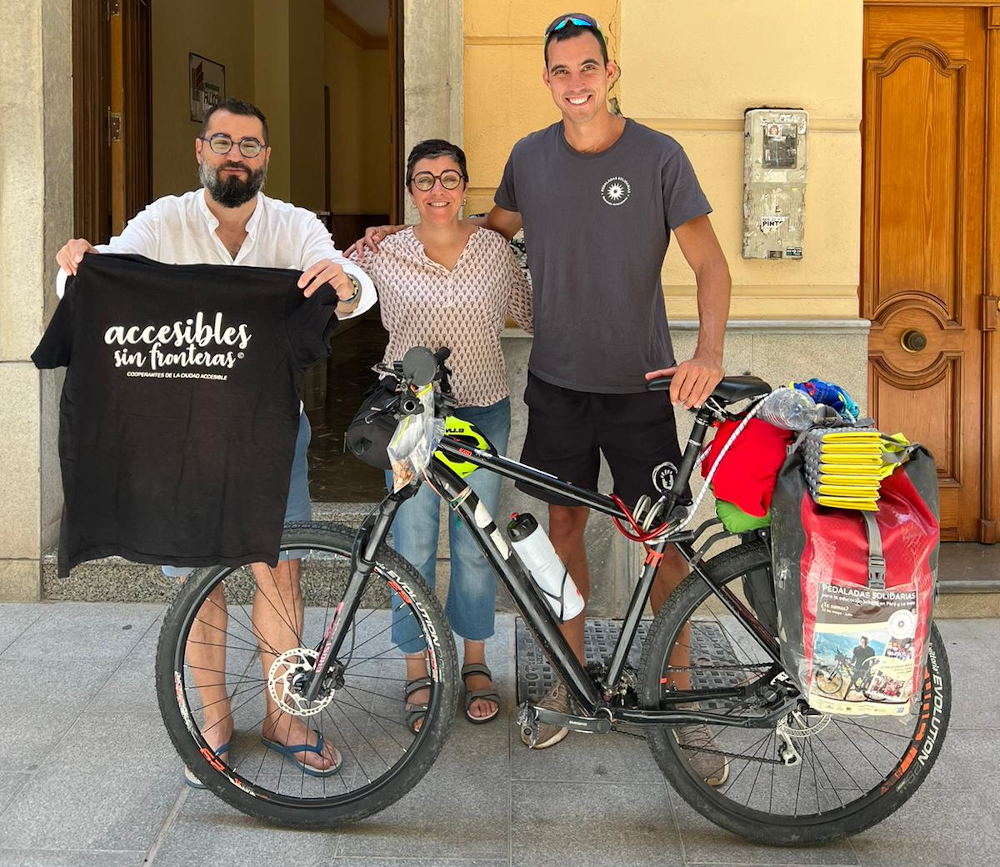 Javier Holgado, residente de La Herradura, pasa por Granada con su proyecto 'Pedaladas solidarias'