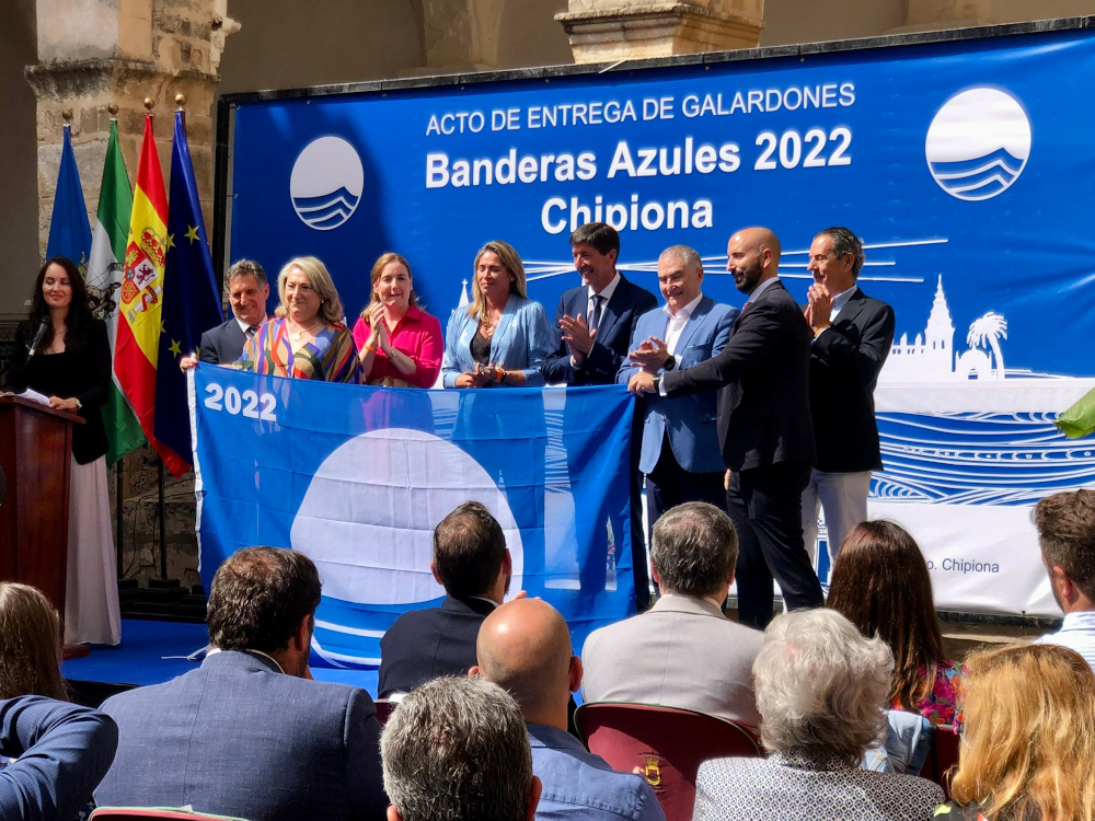 Almuñécar-La Herradura recibe sus 6 Banderas Azules de manos de Juan Marín
