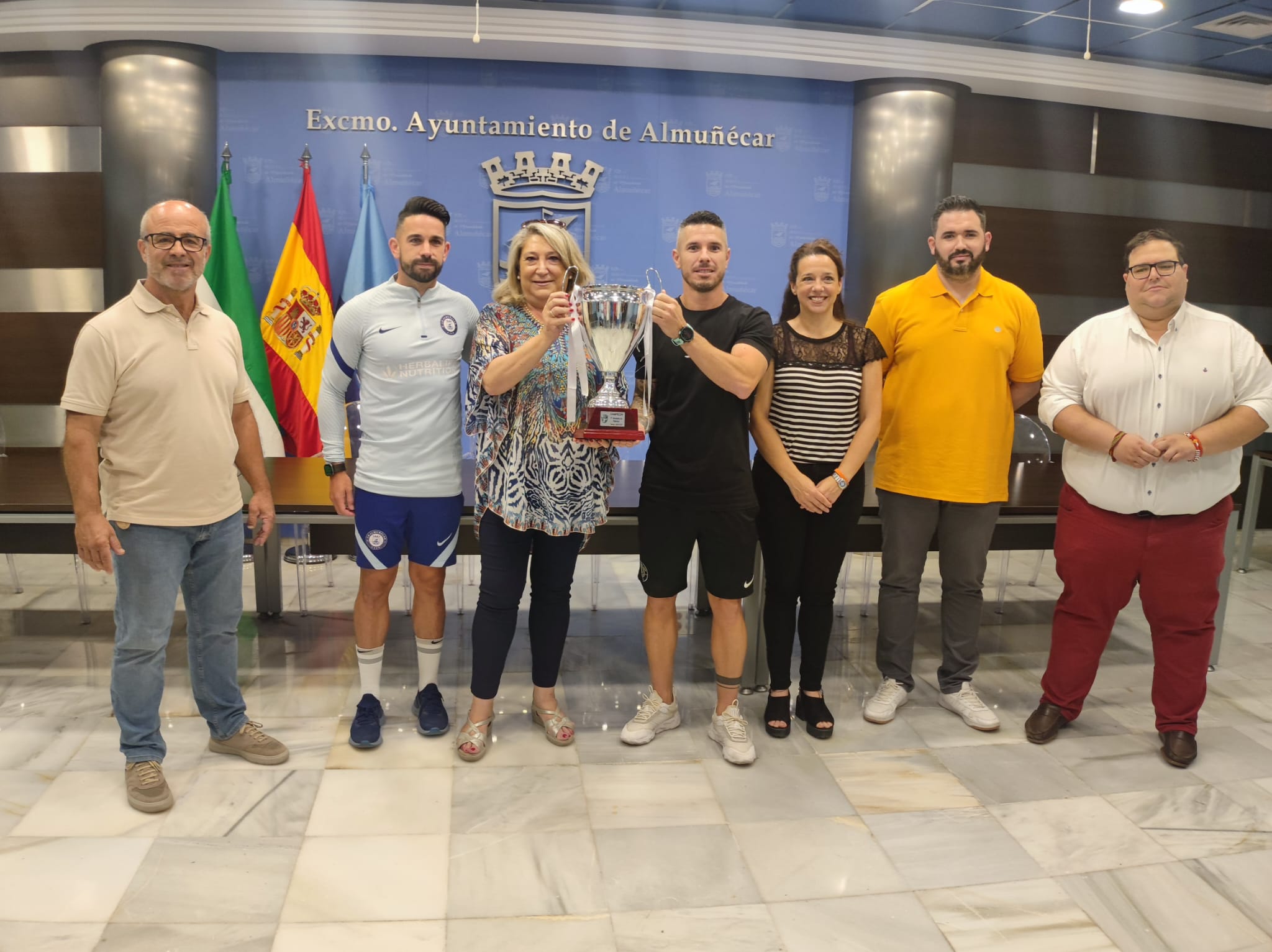 El Almuñécar City de fútbol vuelve a casa tras su ascenso a División de Honor