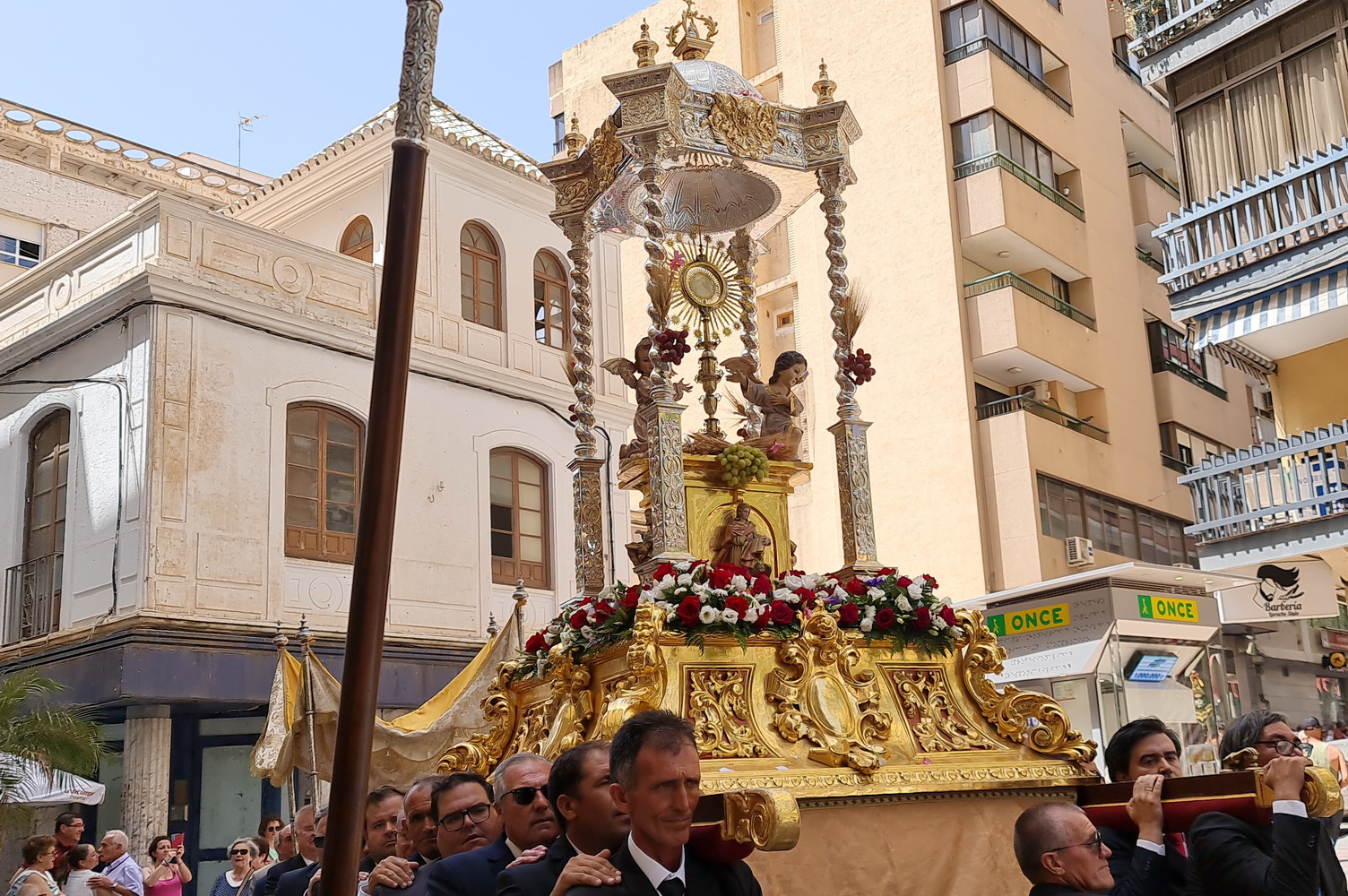 Almuñécar recupera la celebración del Corpus en la calle con media docena de altares