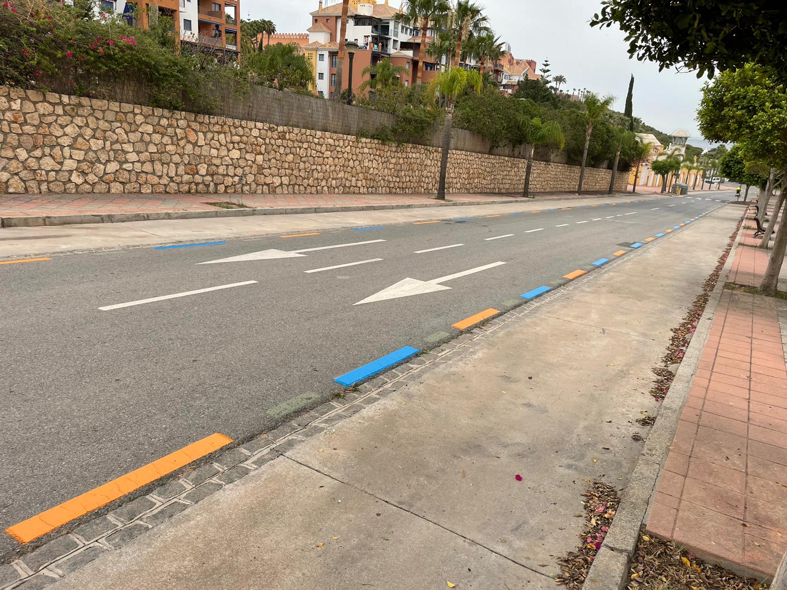 Azul y naranja en los paseos martimos y centro comercial de Almucar y La Herradura para sealizar el aparcamiento de pago