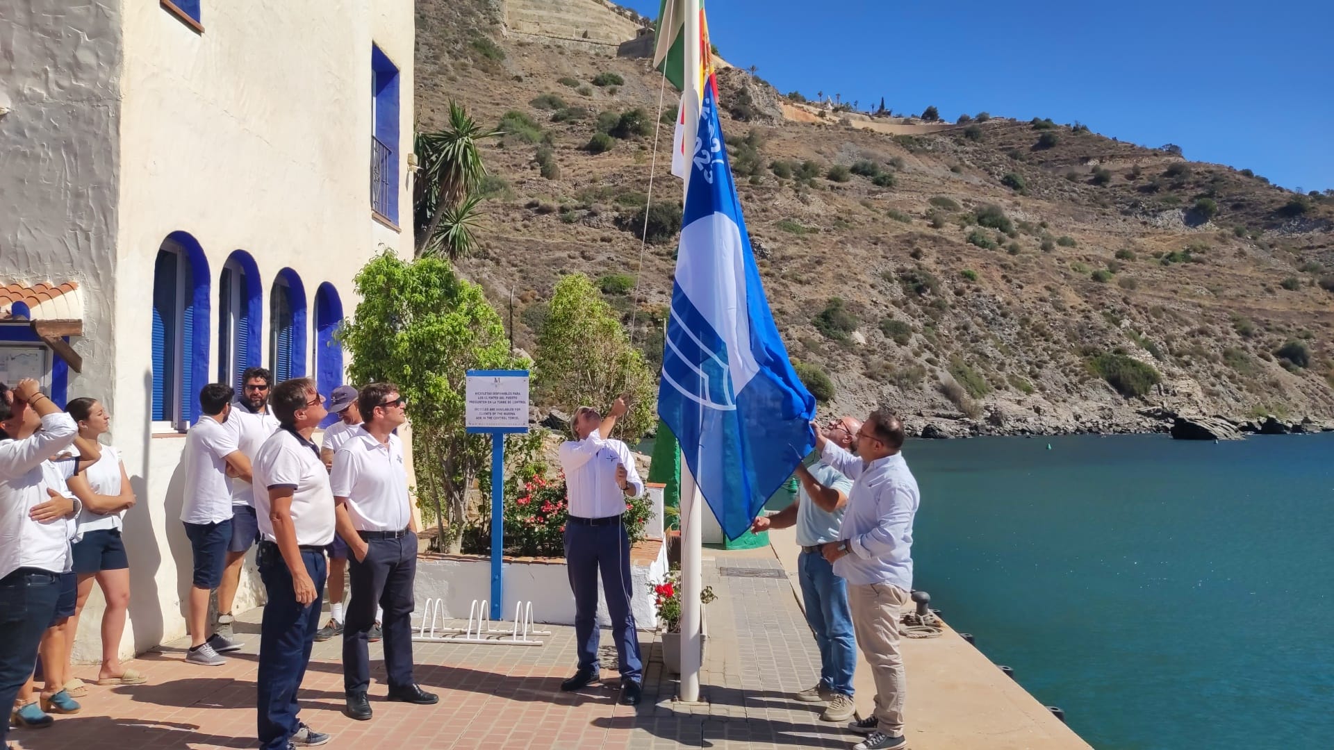 Izada la 28 Bandera Azul del Puerto Marina del Este de Almuñécar, uno de los más galardonados de Andalucía