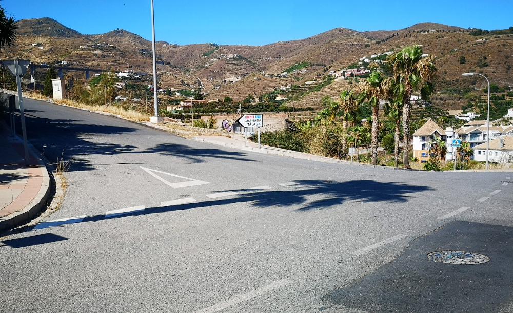El Ayuntamiento de Almuñécar mejora la señalización de la conexión con la N-340 y A-7 en la zona de Taramay y Cabria