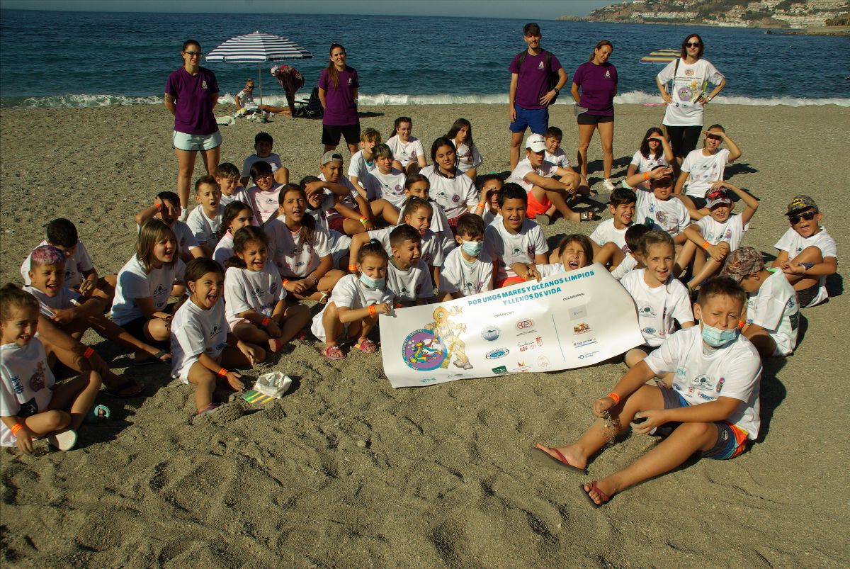 La Red de Vigilantes Marinos en Almuñécar retiran este fin de semana 100 kilos de residuos marinos en dos playas de Almuñécar