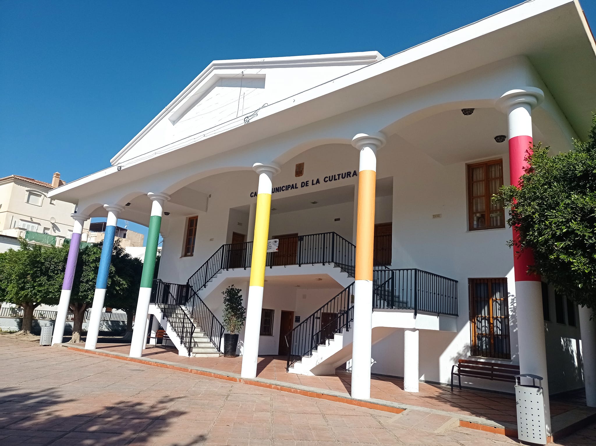 La Casa de la Cultura de Lobres se viste de arco iris para conmemorar el Da del Orgullo LGTBI