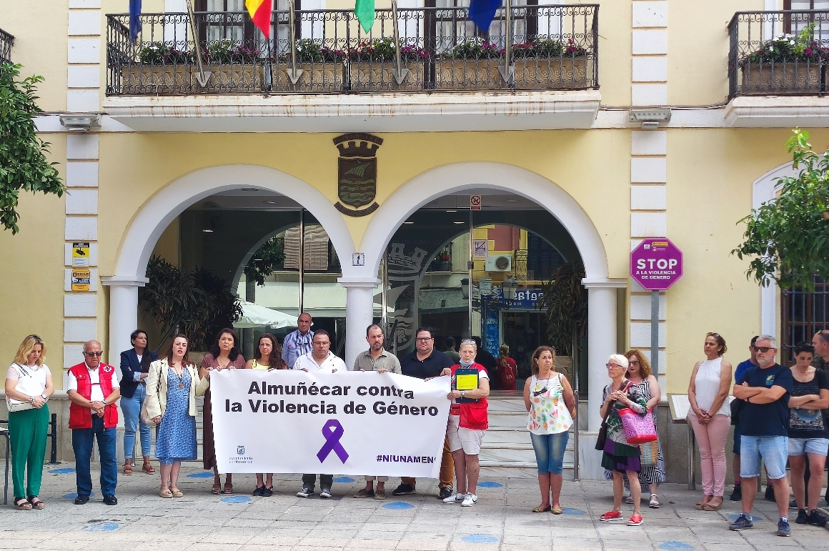 Cinco minutos de silencio en Almuñécar para recordar a las víctimas de violencia de género