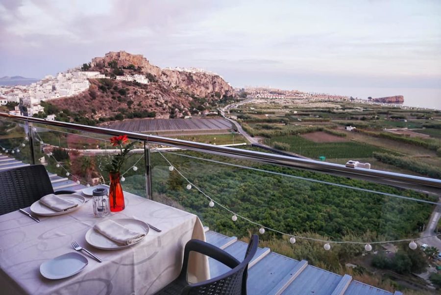 El chiringuito Baha y la terraza del hotel Miba de Salobrea, galardonados con un Solete de Verano por la gua Repsol 2022