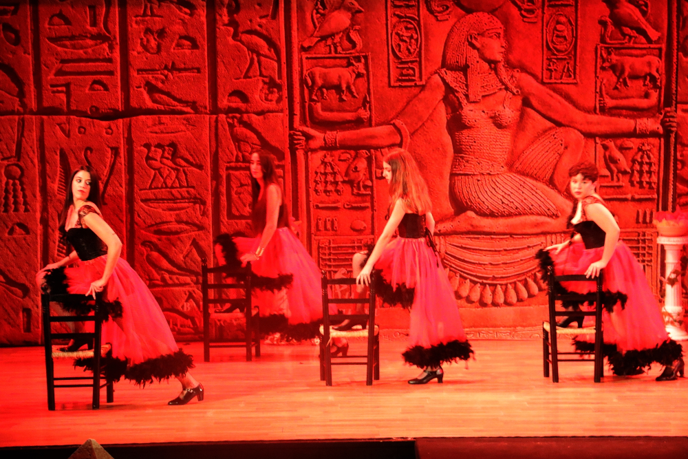 Los grupos Pura Danza y Bahía Flamenca estrenan con éxito  el  espectáculo  Movimientos jeroglíficos en el auditorio del Centro Cívico de La Herradura