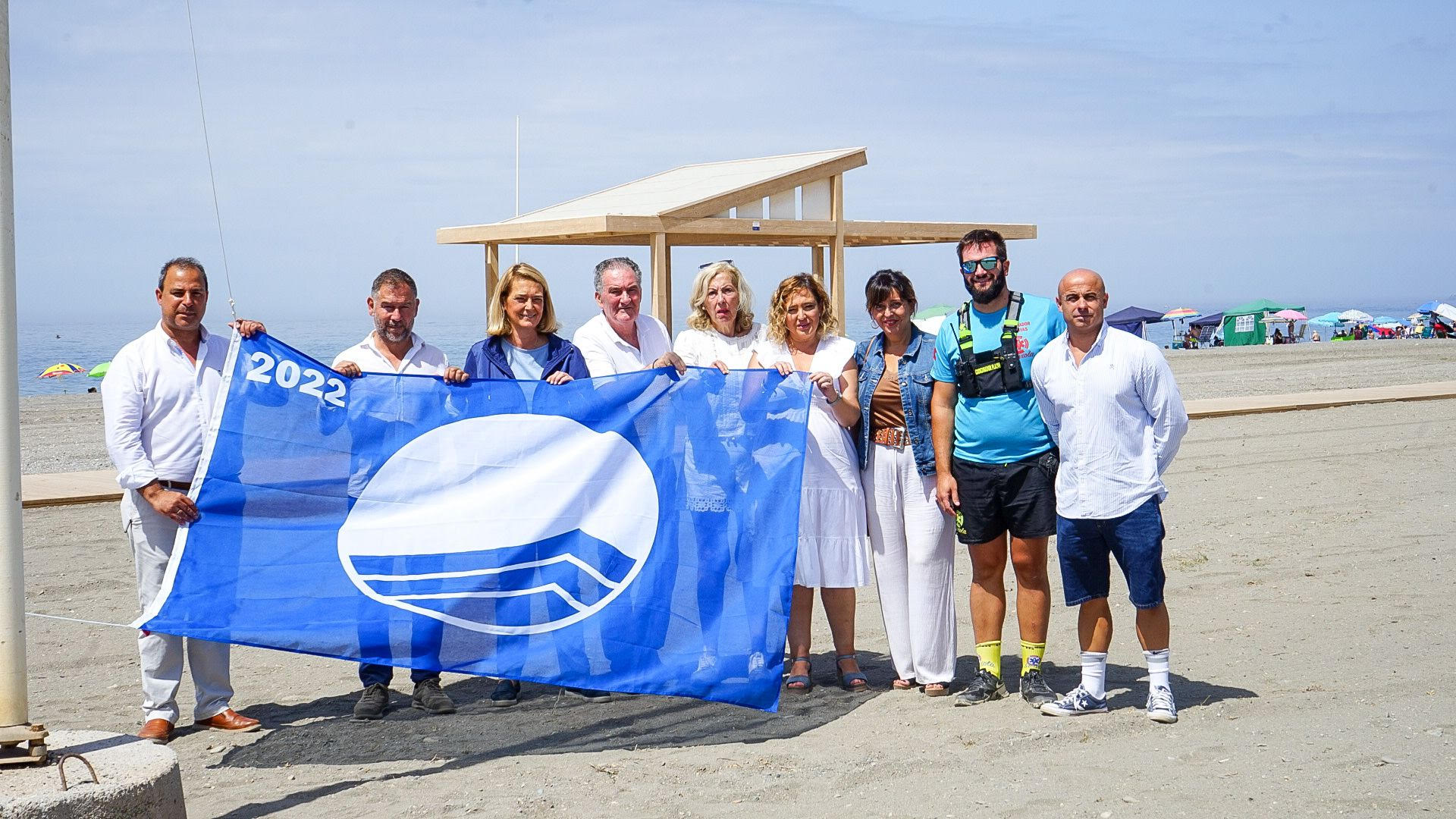 Playa Granada y Calahonda ya lucen sus Banderas Azules en esta temporada de verano