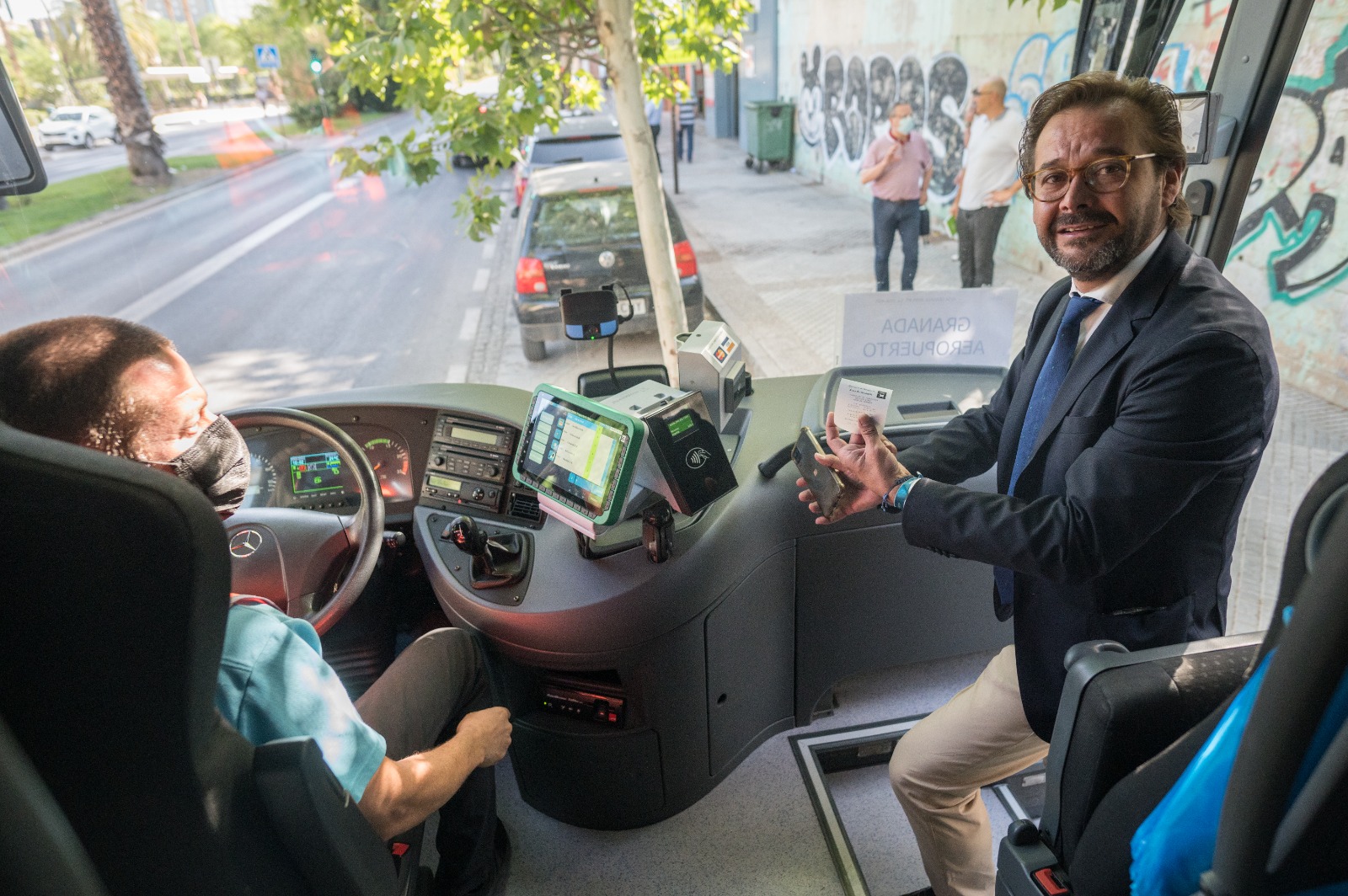 Se implanta el pago con tarjeta bancaria o móvil en el servicio de autobús entre Granada y el Aeropuerto