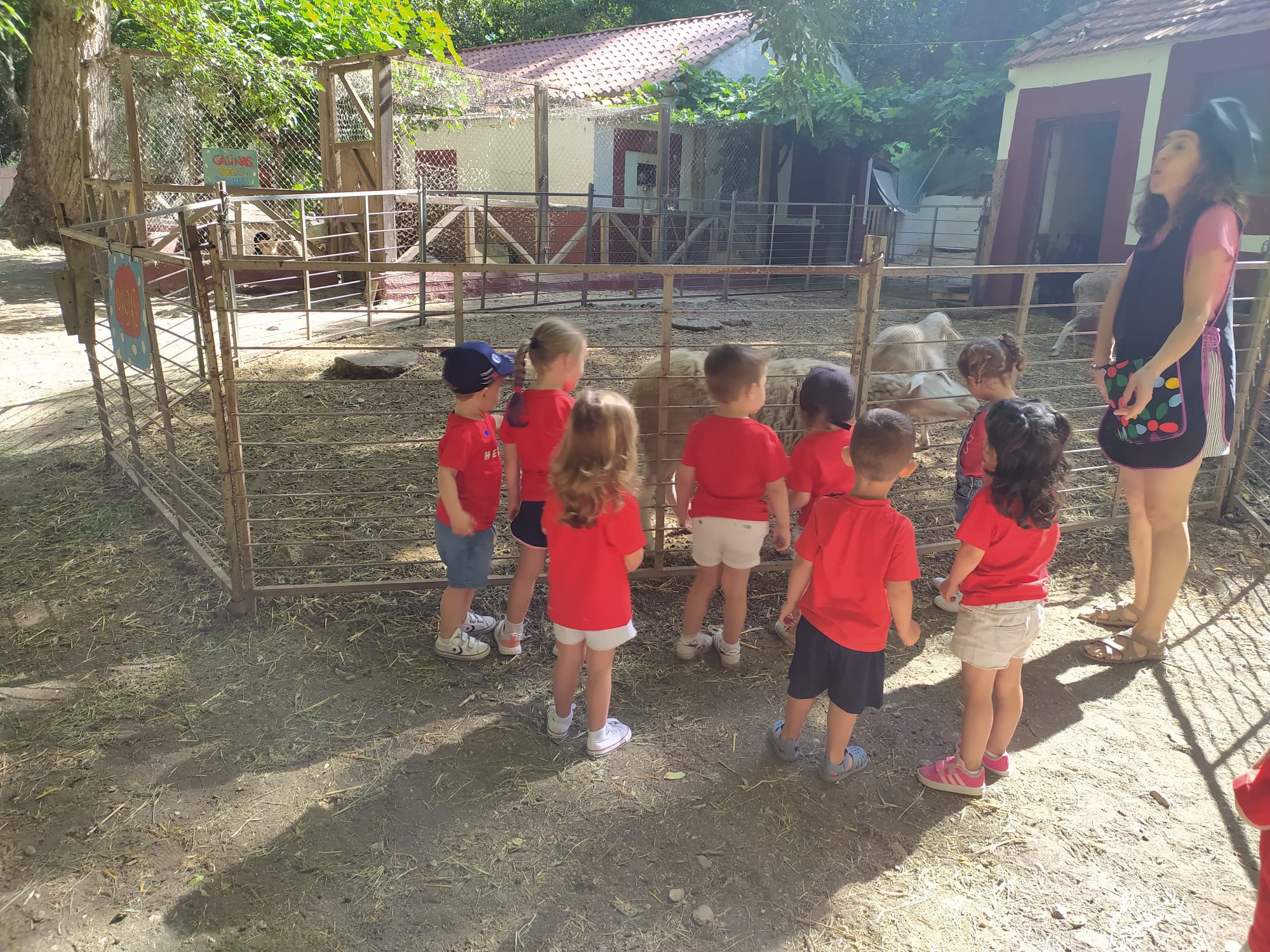 Alumnos de los centros infantiles municipales de Los Marinos y Torrecuevas de Almuñécar visitan la Granja Escuela El Molino de Lecrín