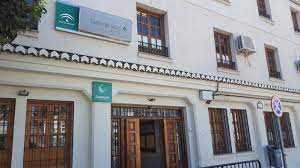 Concentración a las puertas del centro de salud de Salobreña en protesta por sus