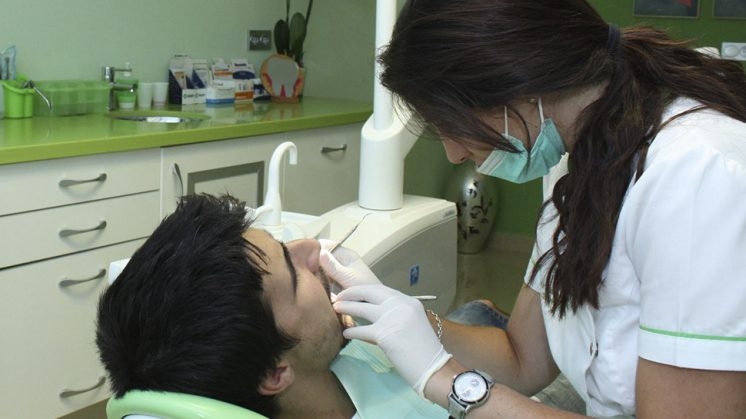 Diputación y UGR proporcionan dentista gratuito a 650 personas vulnerables de la provincia