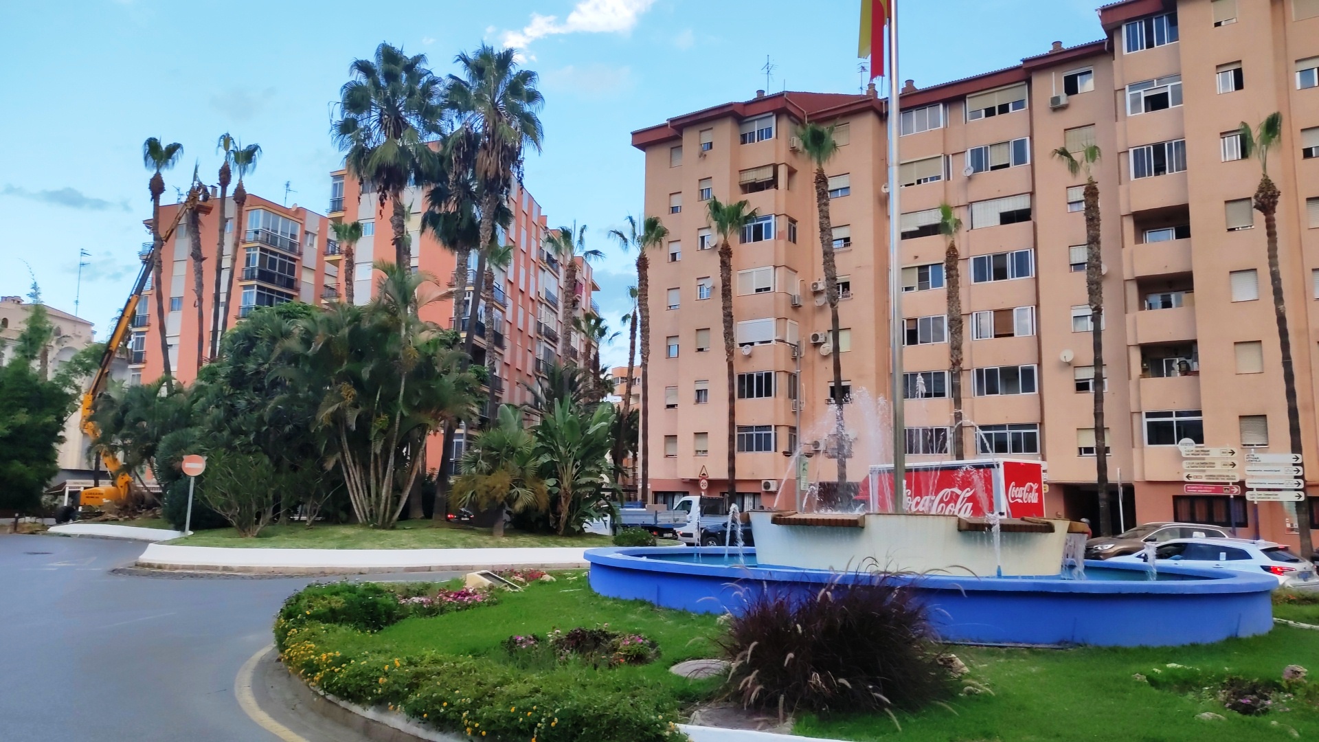 El Ayuntamiento de Almuñécar comienza a limpiar mil palmeras en todo el municipio
