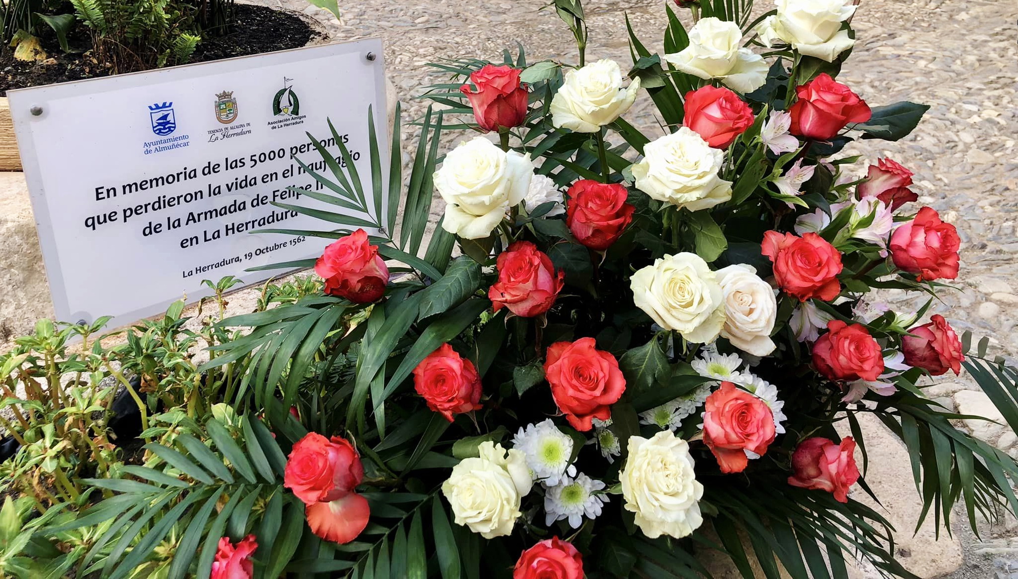 Flores al mar para recordar a las víctimas del naufragio de la Armada  Española en la
