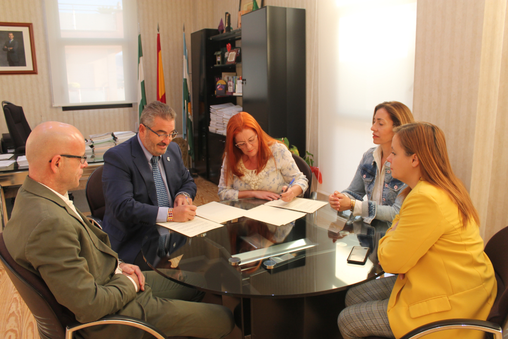 El Ayuntamiento de Salobrea y la AECC firman un acuerdo para generar ms 'Espacios Sin Humo' en el municipio