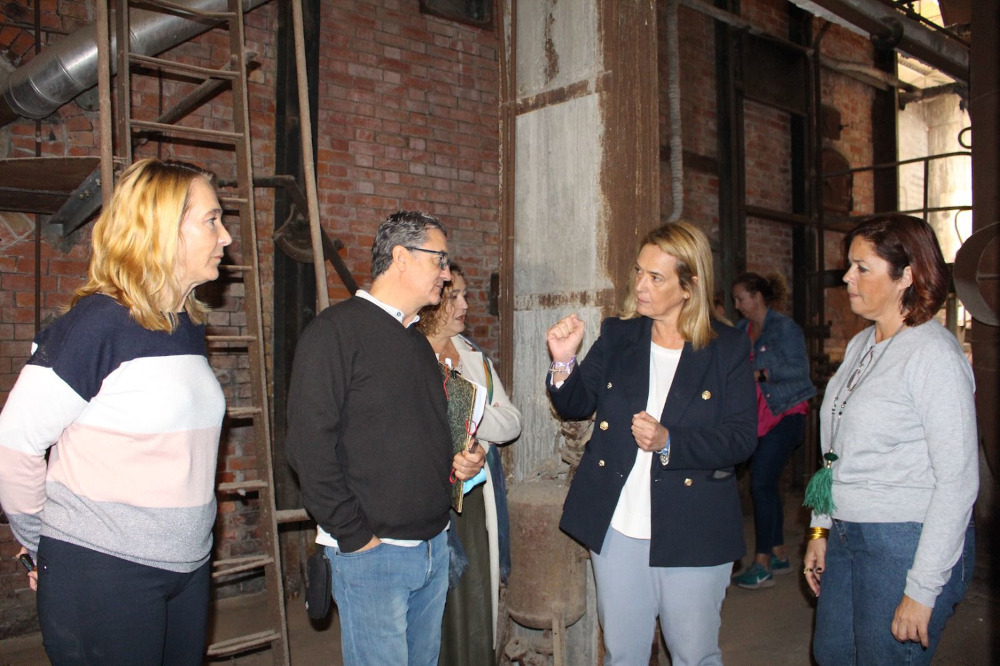 Los trabajos de limpieza de la Sala de Calderas de la Fbrica del Pilar descubren utensilios y herramientas de legado fabril